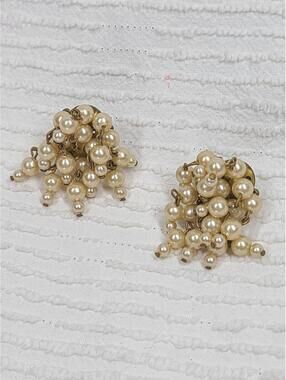 Vtg 60s Pearl Cluster Earrings Glass Bead Kinetic Shaker Brass Clip Back Vlv